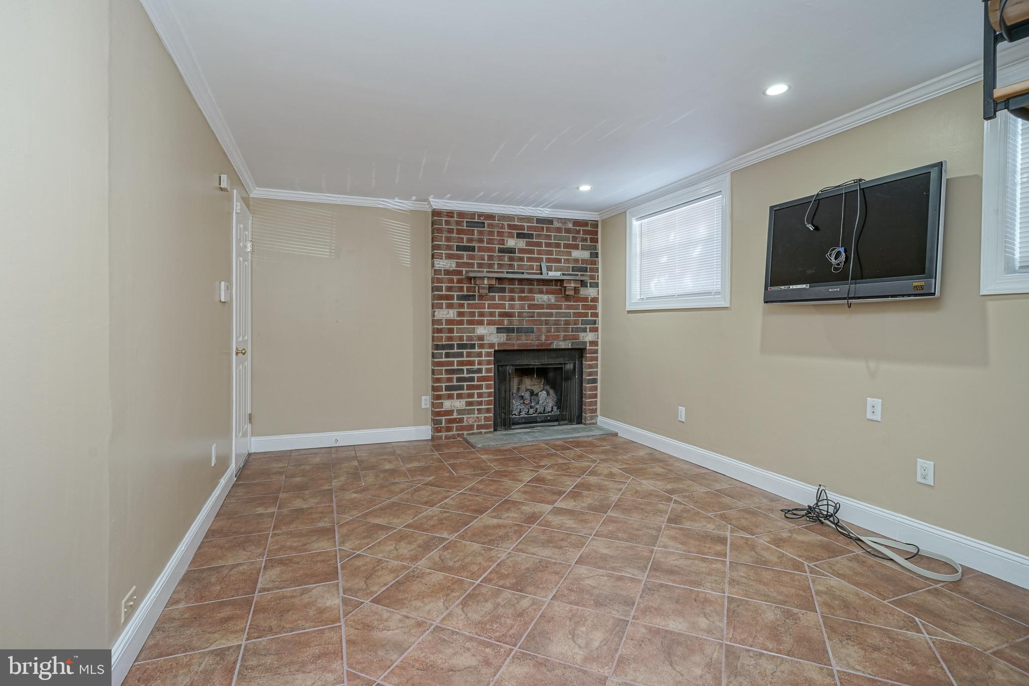 QUEEN VILLAGE - Residential Lease