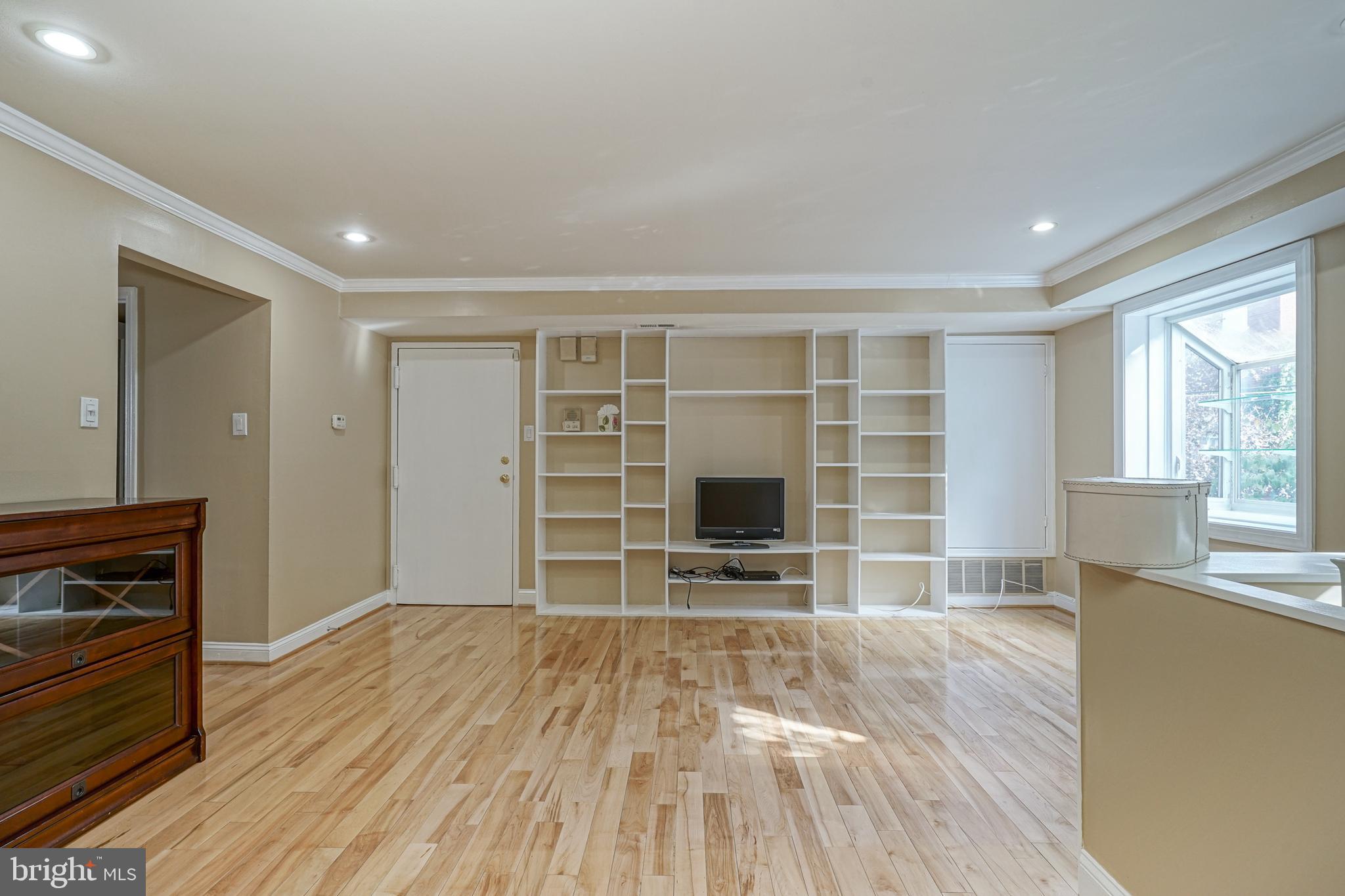 QUEEN VILLAGE - Residential Lease