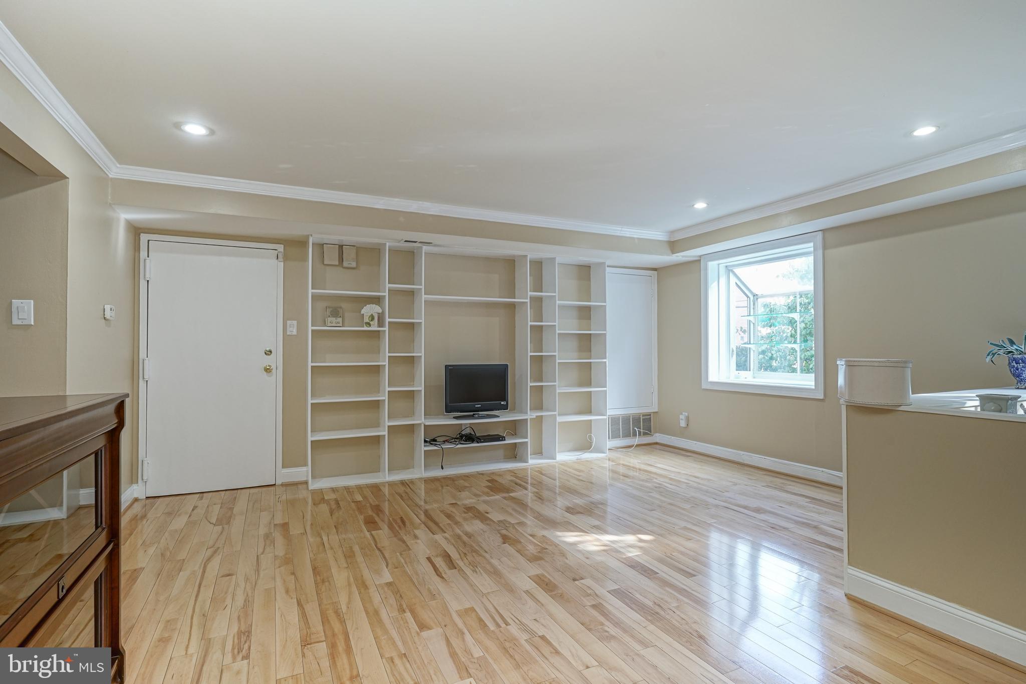 QUEEN VILLAGE - Residential Lease