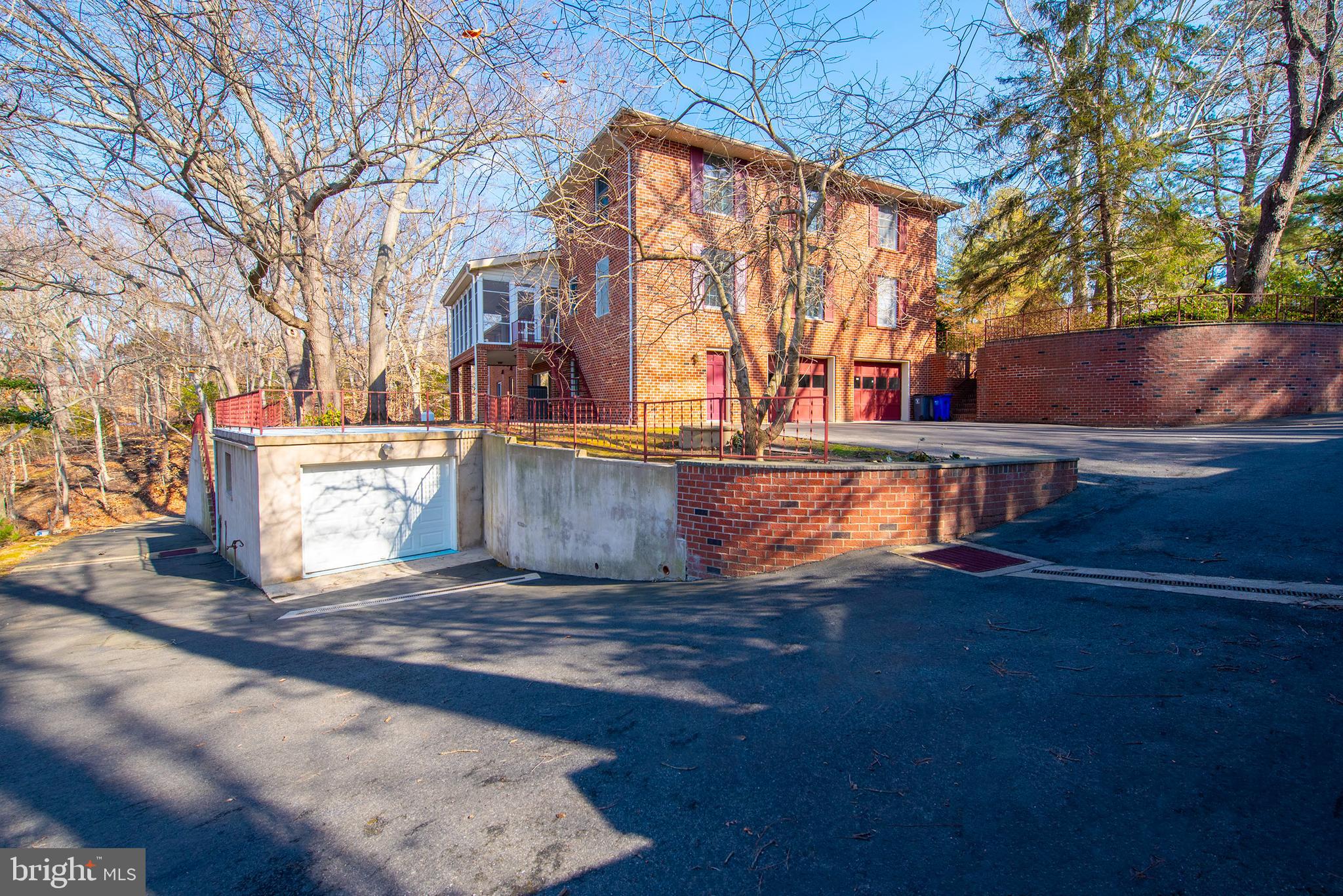 832 COUNTRY CLUB ROAD