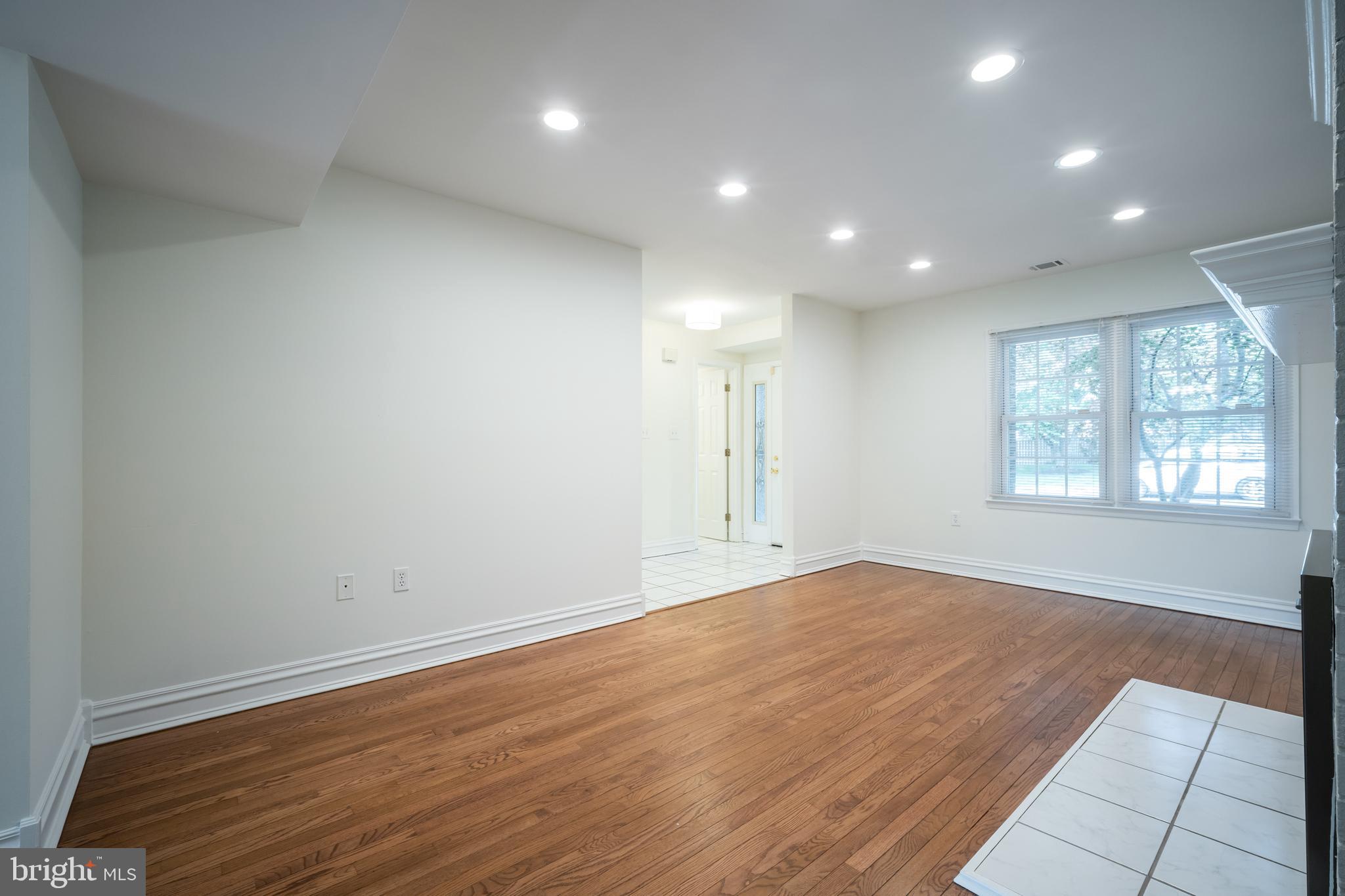 TOWNES OF MOOREFIELD - Residential Lease