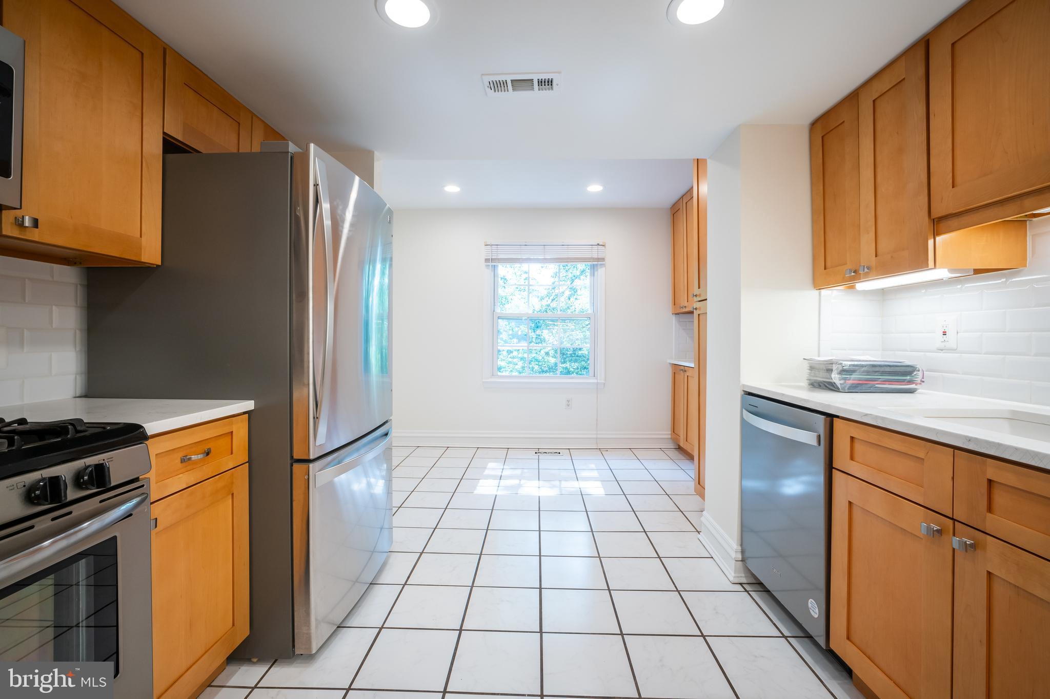 TOWNES OF MOOREFIELD - Residential Lease