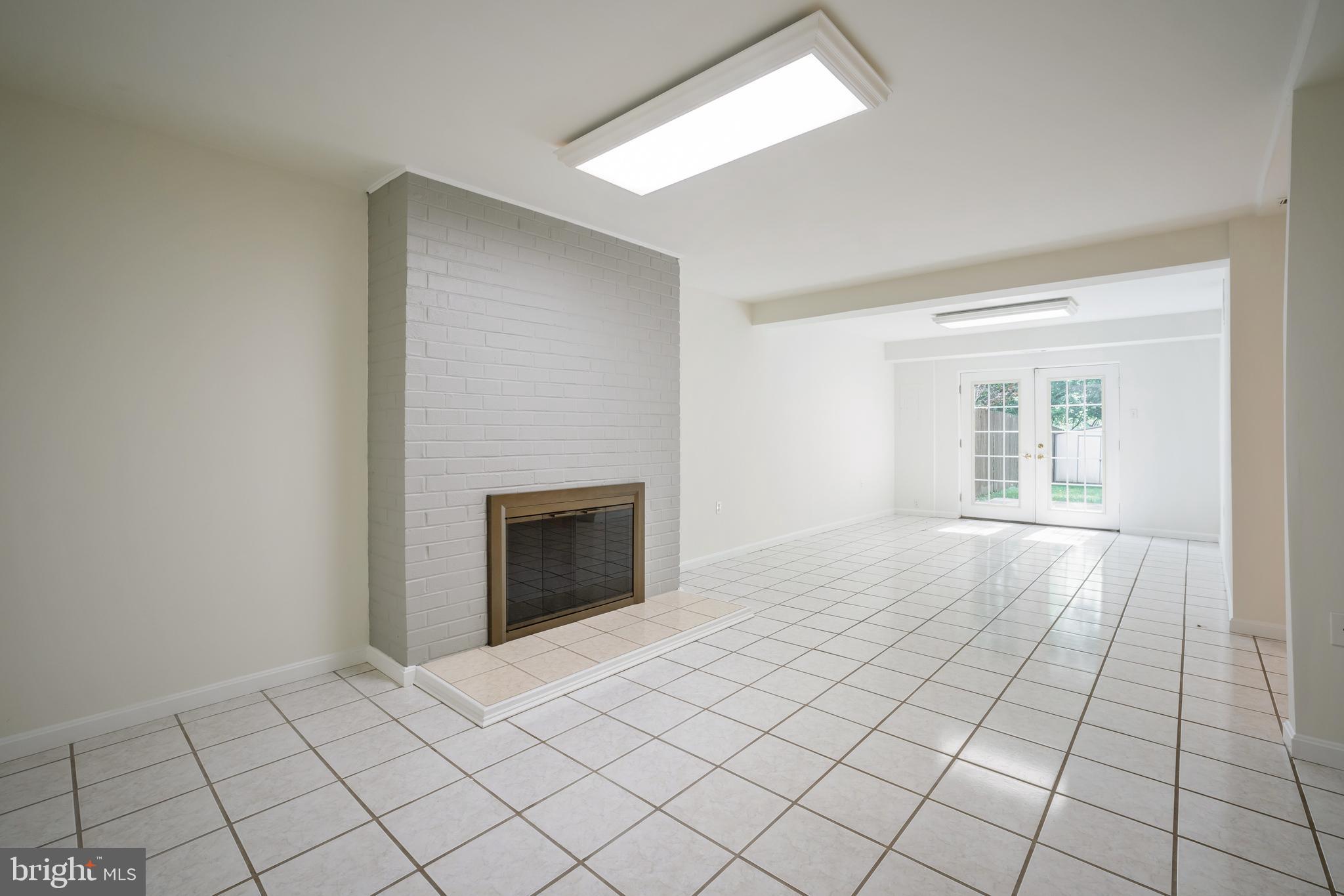 TOWNES OF MOOREFIELD - Residential Lease