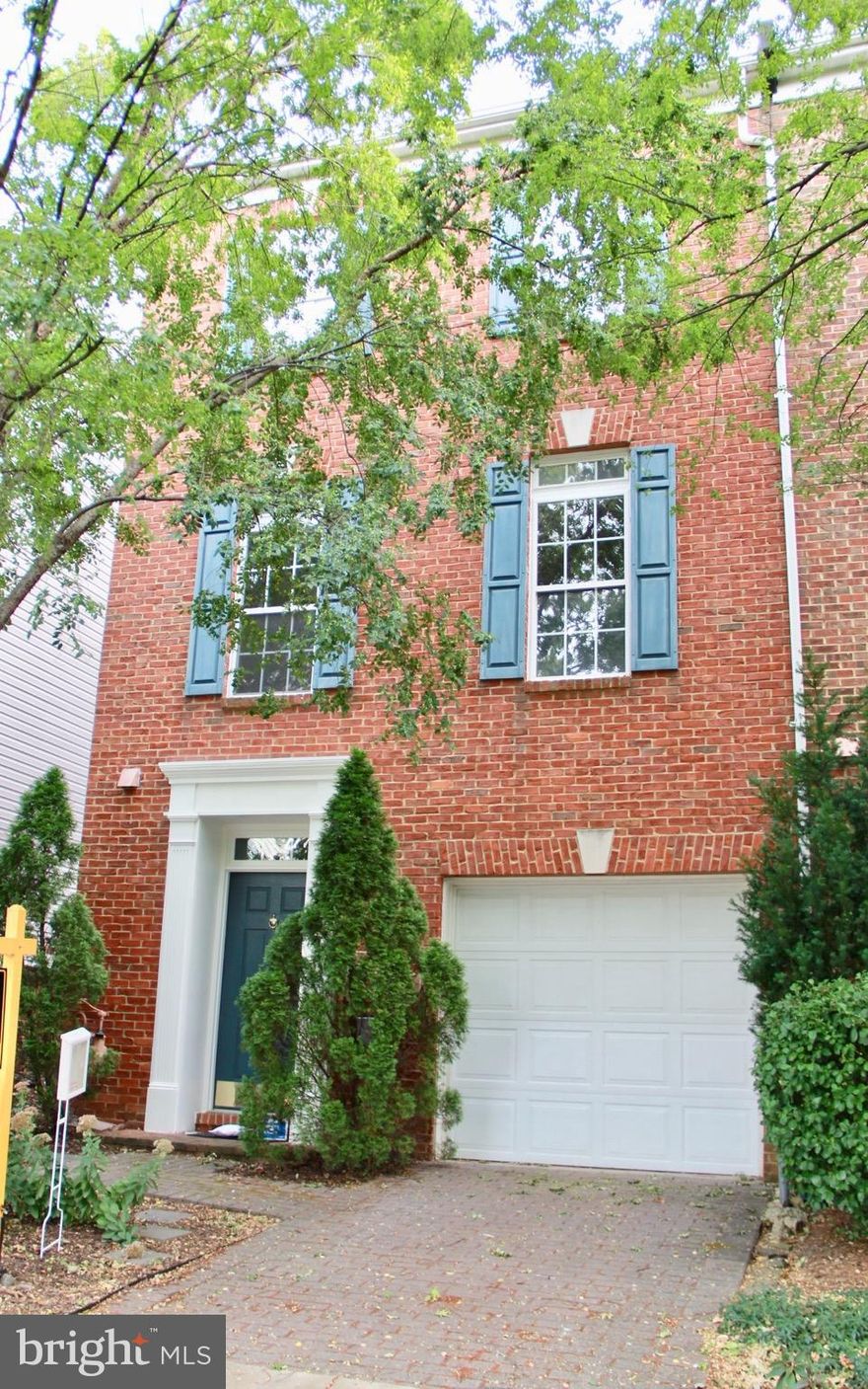 Available NOW. End unit Franklin model TH w/patio and deck backing to trees.  3 Bed/2.5 Bath, 1 car garage.  Hardwood floors throughout. Plenty of visitor parking spaces.  Enjoy all the amenities of Cameron Station, pool, gym, basketball court, party room, day care, restaurant, coffee shop & 52-acre park. Free am and pm shuttle to Metro, plus easy Metro bus to Pentagon.  Pets case by case, easy to