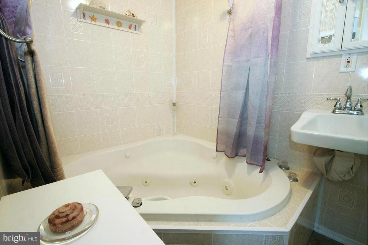 WOODLAND BEACH - Residential