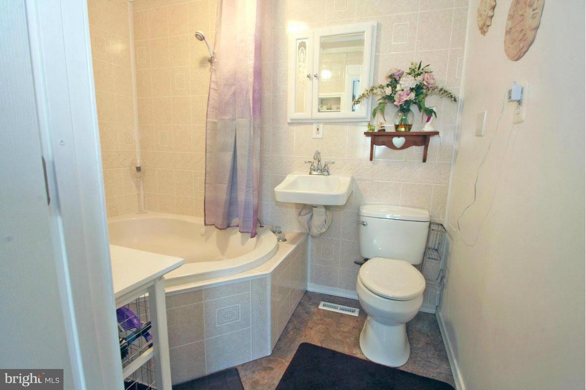 WOODLAND BEACH - Residential