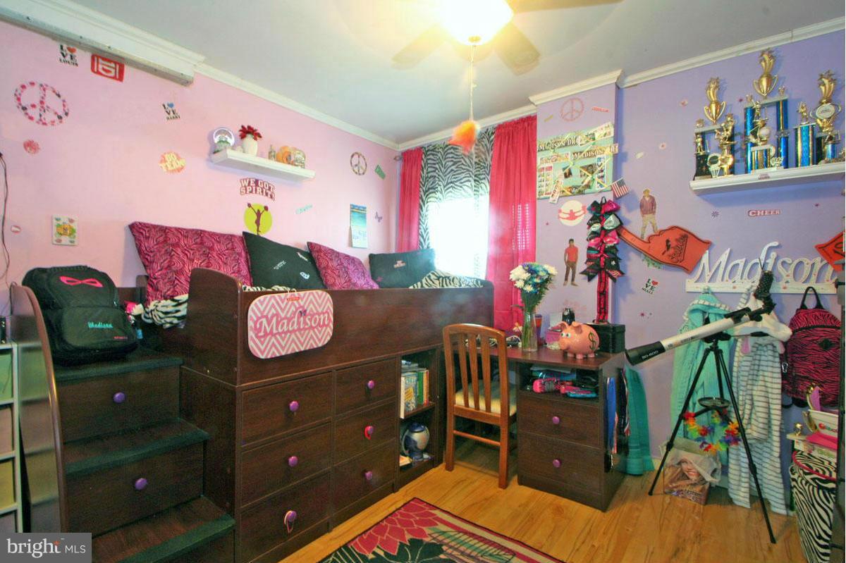 WOODLAND BEACH - Residential