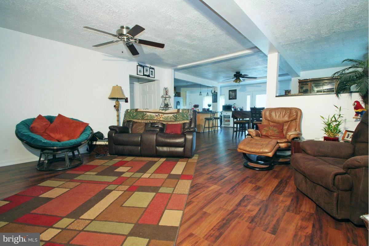 WOODLAND BEACH - Residential