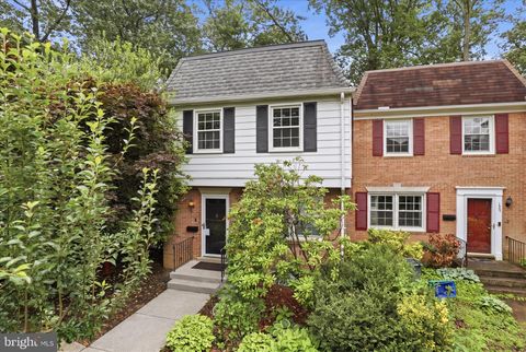 Photo of 1565 Brookshire Court, RESTON, VA 20190 (MLS # VAFX2315316)