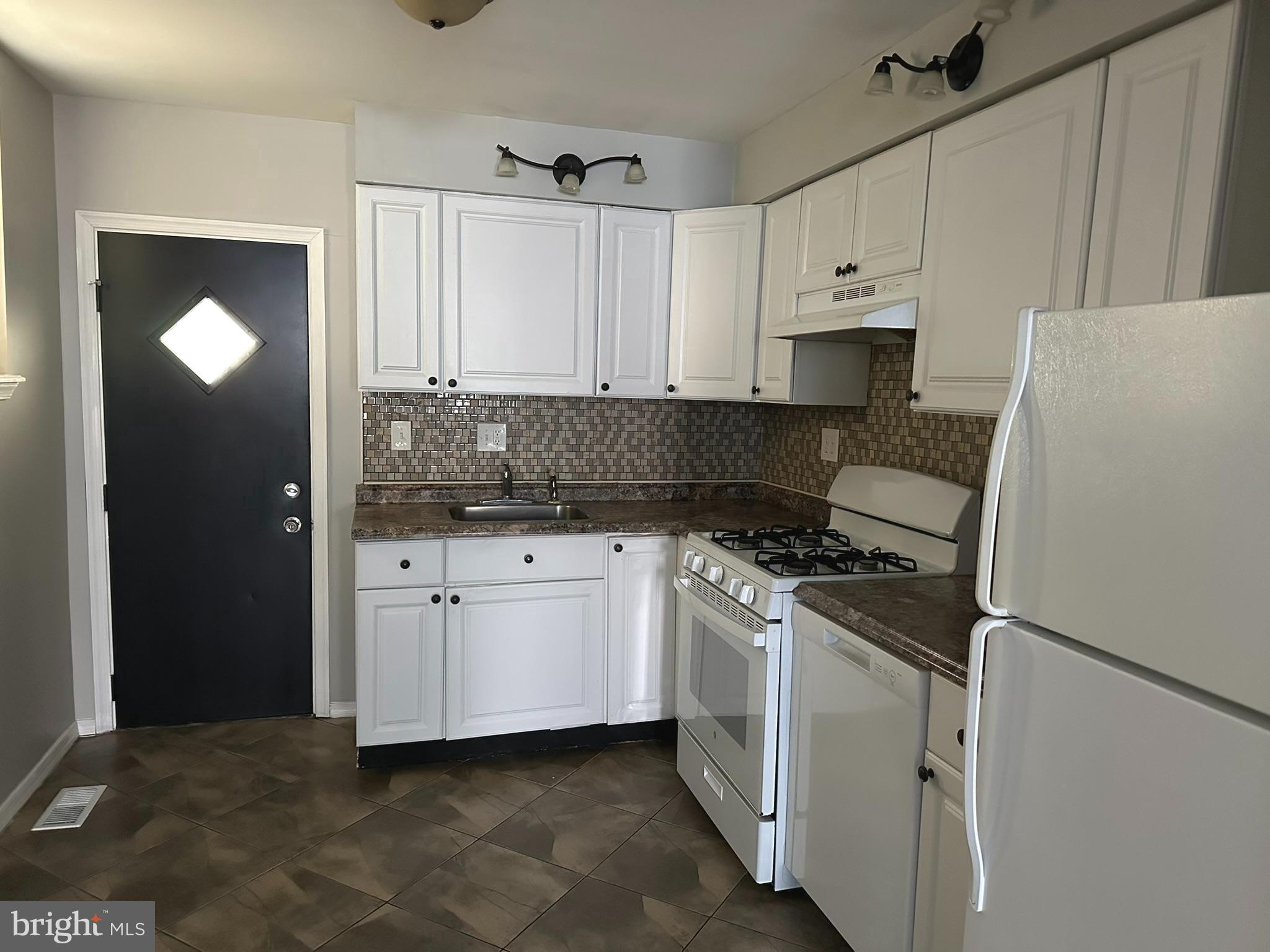 PORT RICHMOND - Residential Lease