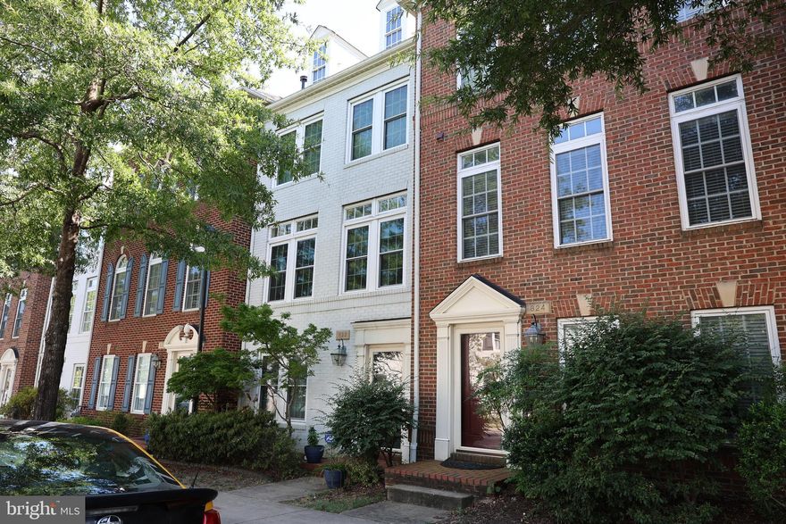Welcome to 822 W Glebe! Perfectly situated between Shirlington, Del Ray, and National Landing, this modern Townhouse will be the perfect homebase for all your adventures. The house has a 2-car attached garage, generous open plan main level with gourmet eat-in kitchen, and gorgeous master suite with tray ceilings and deep soaking tub. You will also enjoy the hardwood flooring throughout the main and upper levels, private views from the windows, black-out blinds in all bedrooms, built-out master closet and in-unit washer and dryer. Available for move-in immediately. Make 822 W Glebe Rd your new home!