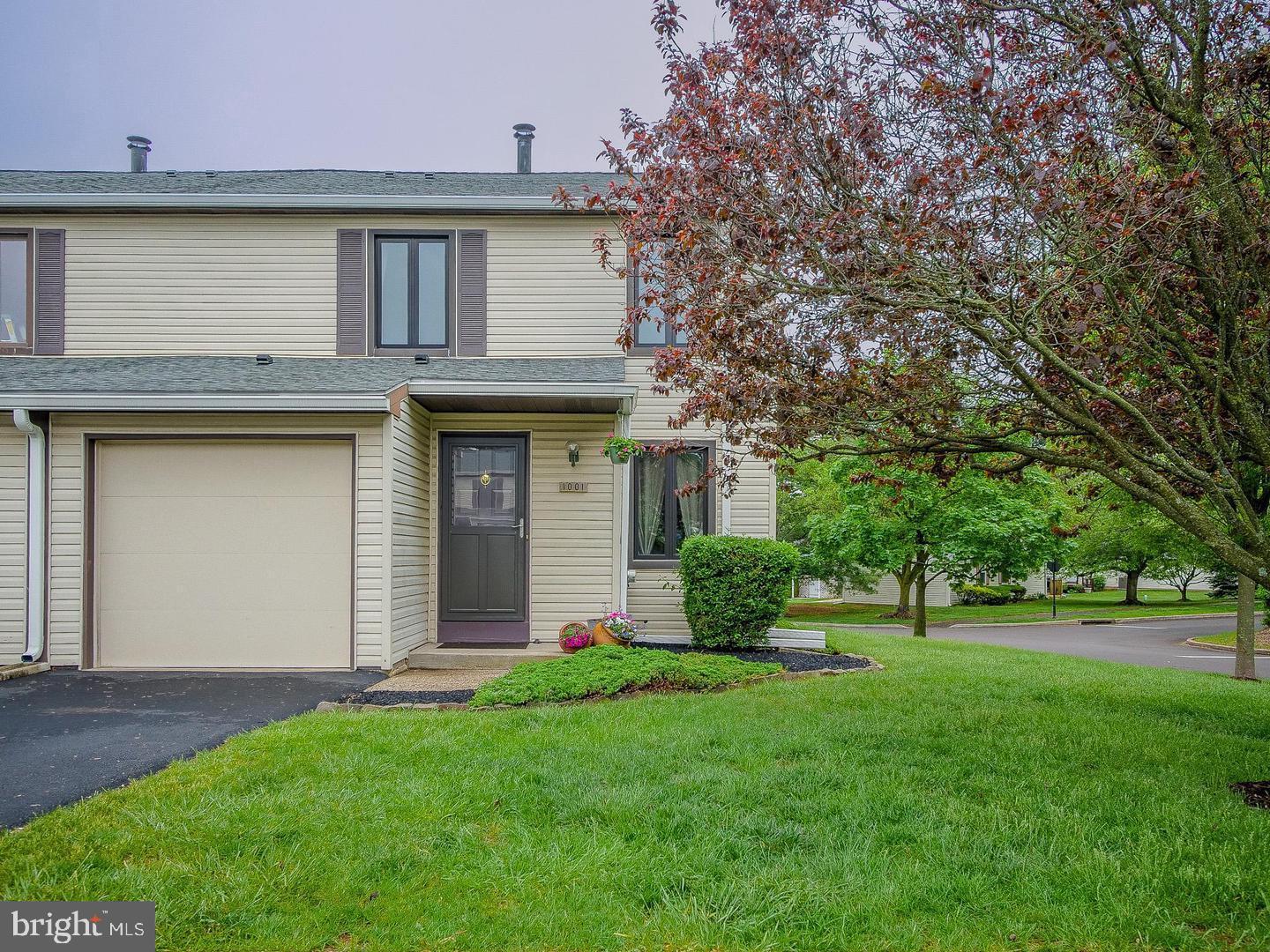 Spacious 3-Bed End-Unit Townhome for Lease in Morgandale!
Don’t miss this rare opportunity to lease the only end-unit in the desirable Morgandale community with a private driveway, garage, and full basement! This bright and spacious 3-bedroom, 2.5-bath townhome features a new HVAC system and roof, offering modern comfort and peace of mind.
The main level includes an open-concept living and dining area, a breakfast nook or flexible space for a home office off the kitchen, plus a powder room and laundry. Upstairs are three well-sized bedrooms, including a primary suite with full bath and generous closet space.
Enjoy the privacy of an end unit and the convenience of a full basement—ideal for storage, a gym, or hobbies. Located in a beautifully maintained community with walking trails, pool, tennis courts, and more. Just minutes from major highways, shopping, and dining.
Available now—schedule your showing today!
