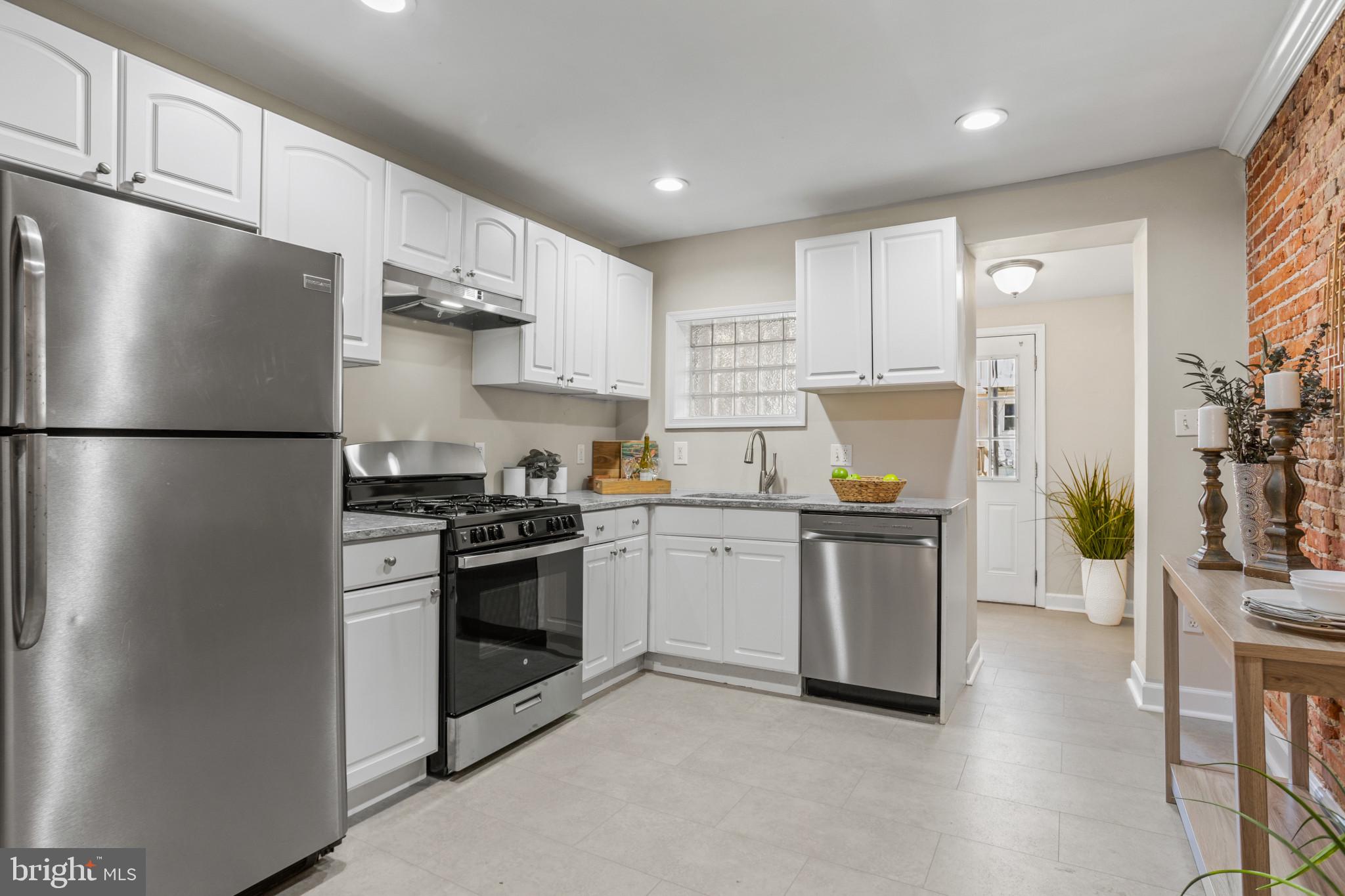 LOCUST POINT - Residential