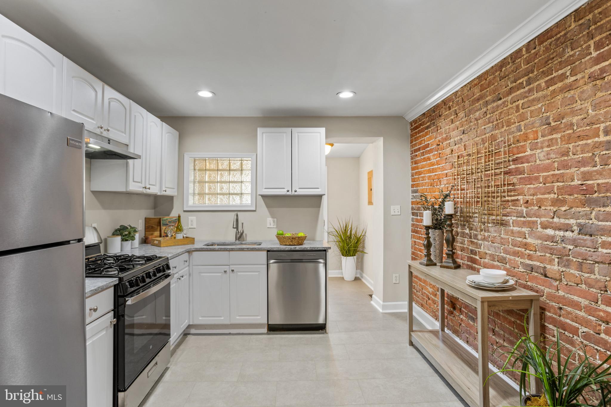 LOCUST POINT - Residential