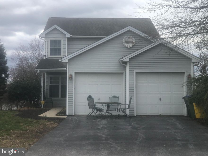 Unique single-family condo at Remington Ridge. 
Ideal for professionals seeking a quiet cul-de-sac setting and private rear view. 
This 3-bedroom, 2.5-bath home features a large eat-in kitchen off the family room with a gas fireplace, a formal dining room, an attached 2-car garage, and a private driveway that allows for ample parking. 
Enjoy your busy life while the condo association takes care of lawn maintenance and snow removal. 
Convenient access to shopping and amenities.