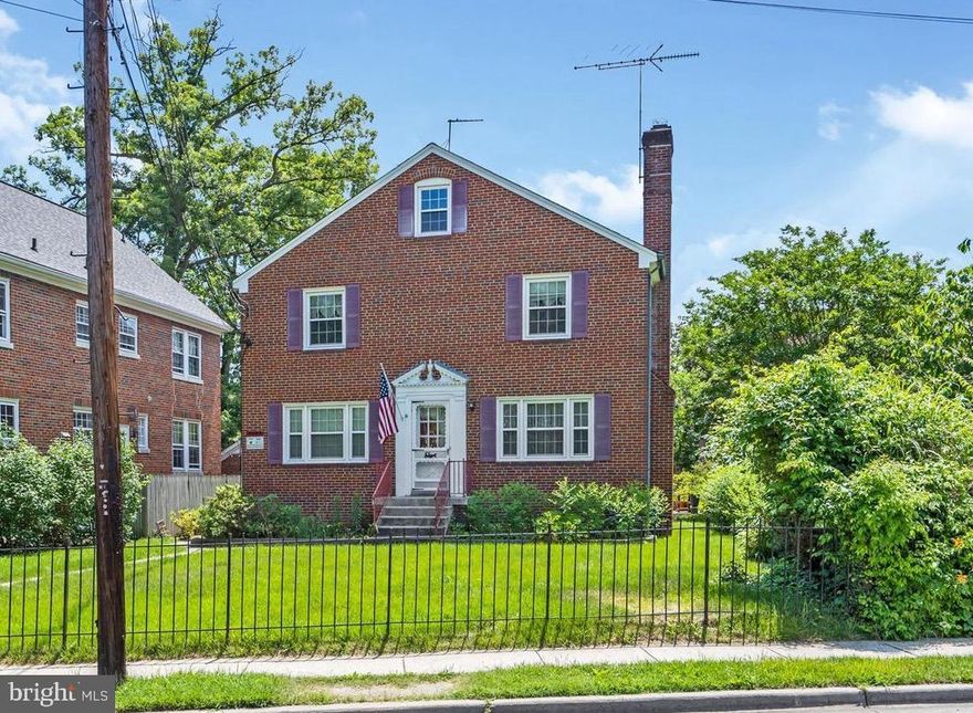 Absolute bargain! Unbelievable price! Priced low and firm for your pre-approved buyer who wants a great deal on a super home in a great area. Hurry it won't last long at this low, low, price so do your buyer a favor and write me a squeaky clean full price offer today - and don't miss this opportunity for a fantastic deal in a wonderful area! Each of the upstairs bedrooms has its own kitchen and full bathroom.