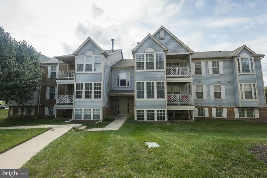 MOVE-IN READY 2BR/2BATH, TOP FLOOR CONDO, VAULTED CEILINGS, SUN ROOM/DINING ROOM W/ FRENCH DOORS, WOOD-BURNING FIREPLACE, PRIVATE BALCONY, CONVENIENT TO SHOPPING, & RECREATION AREAS, STAIN GLASS IN MASTER B, LOTS OF NATURAL LIGHT, WALK TO LIBRARY, FULL SIZE WASHER/DRYER***YOU MUST SEE THIS!