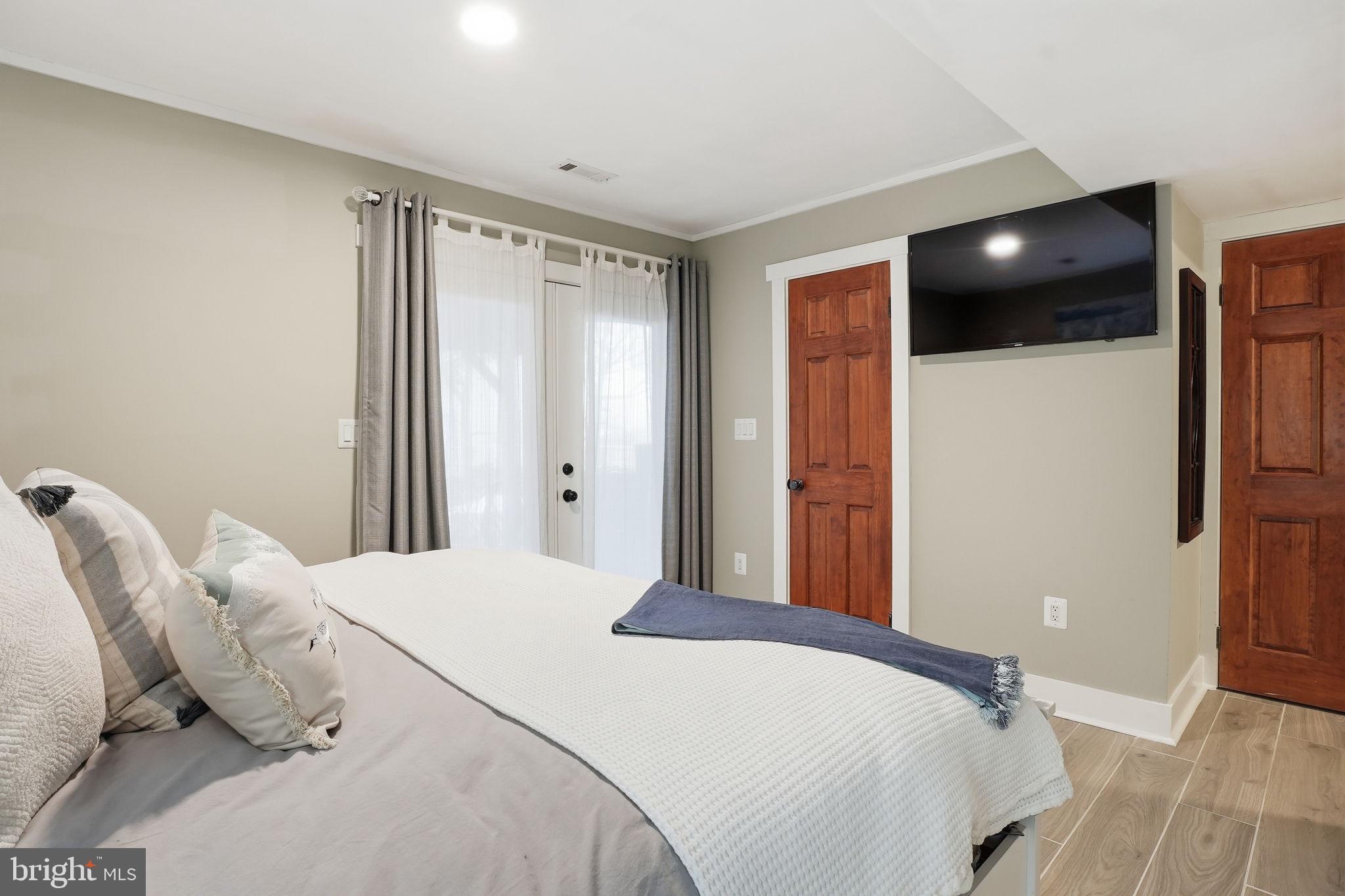 CREEKSIDE - Residential