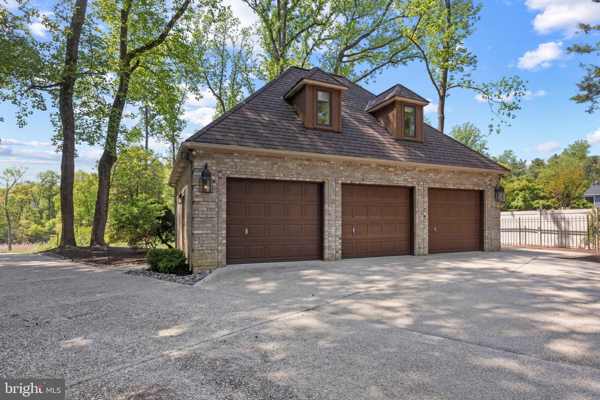 SHADOW POINT - Residential