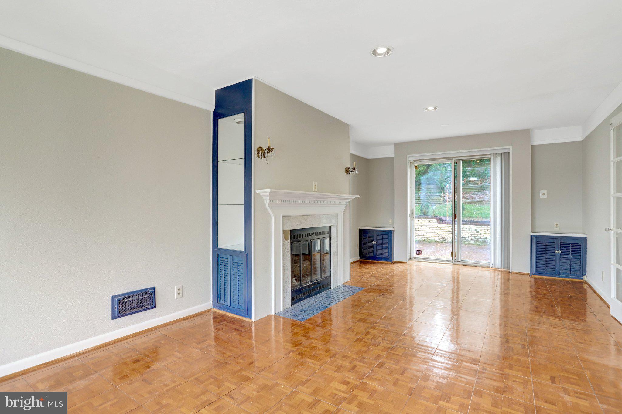 COUNTRY CLUB HILLS - Residential