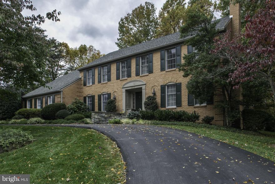 Handsome, classic, brick colo, beautiful, almost 1/2 ac lvl lot.  Wonderful, inviting interior w/excellent flr plan, warm paneled library, sunny & bright updated kitchen w/stainless steel appl, ceramic tile flr, breakfast bay adj to FR. Coveted mud/laundry rm. Big Mstr Br w/sitting rm, fab lwr lvl w/hobby/game rms. BIG lvl backyd, deck & patio. 1 blk to elem. school. Popular swim/tennis community.