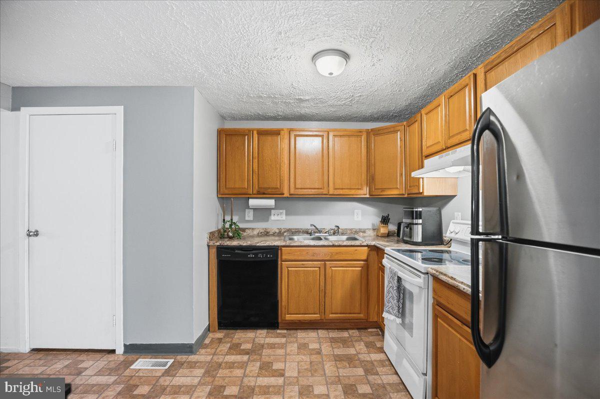 CALVERT TOWNE TOWNHOUSES - Residential