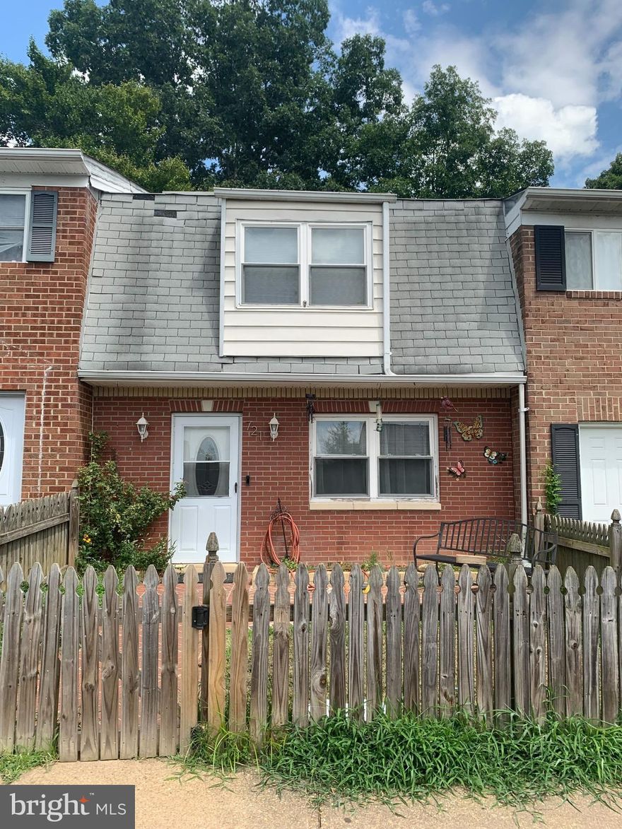 2 LEVEL TOWNHOUSE 3 BEDROOMS 2 AND HALF BATHS 
VERY CLOSE TO 95.