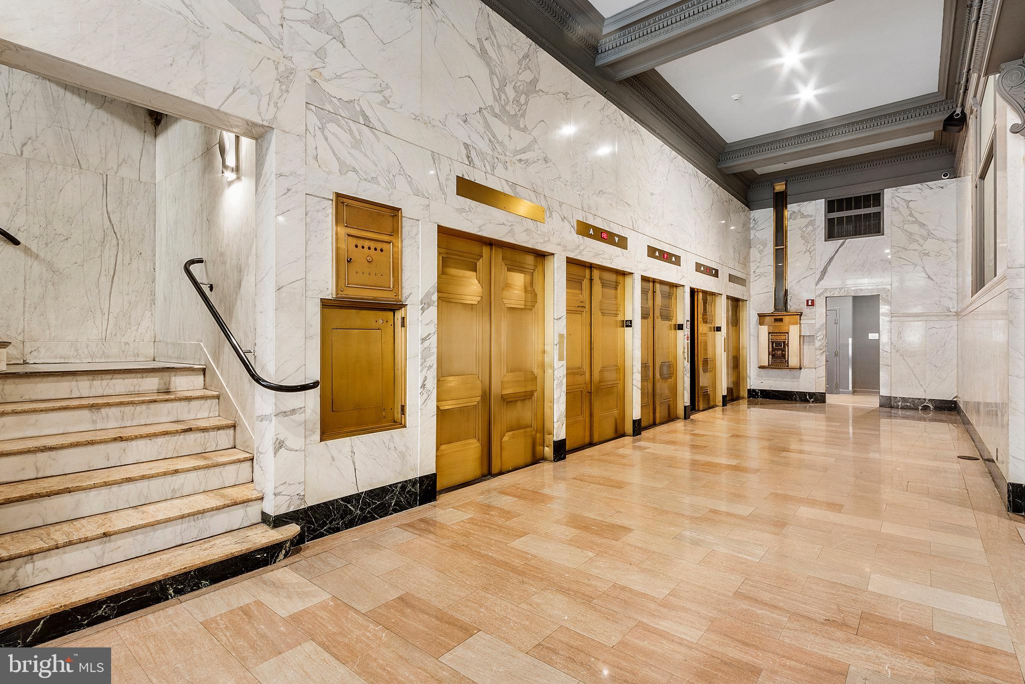 DOWNTOWN - Residential Lease
