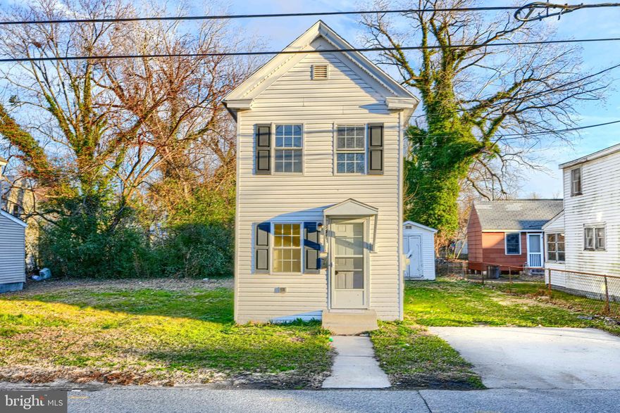 Located in the heart of Cambridge, this turnkey 2bd/1ba detached home is perfect for an owner occupant or for you to add to your rental portfolio! Features spacious rooms, an updated kitchen, newer carpet/paint and a large rear yard. Plus there's a dedicated parking space for easy off street parking. You can't get a better home for under 100k! Stop in today to see that this affordable home has to offer!