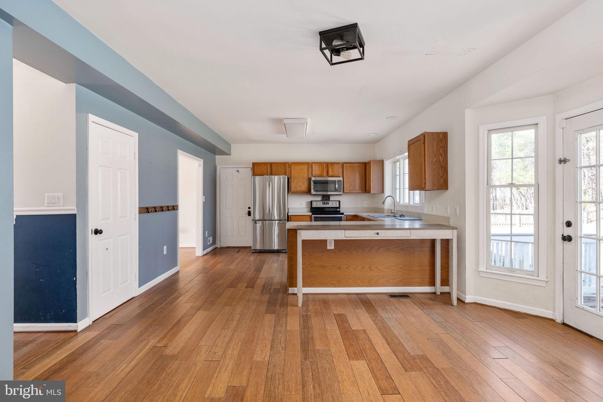 CRYSTAL LAKE - Residential