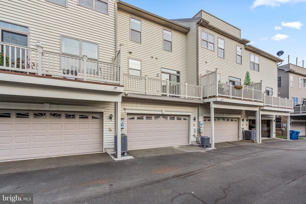 Photo of 22569 Norwalk Square, ASHBURN, VA 20148 (MLS # VALO2110030)