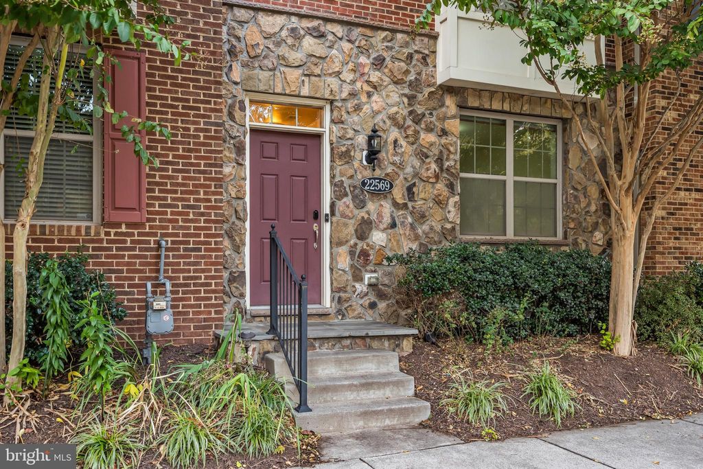 Photo of 22569 Norwalk Square, ASHBURN, VA 20148 (MLS # VALO2110030)