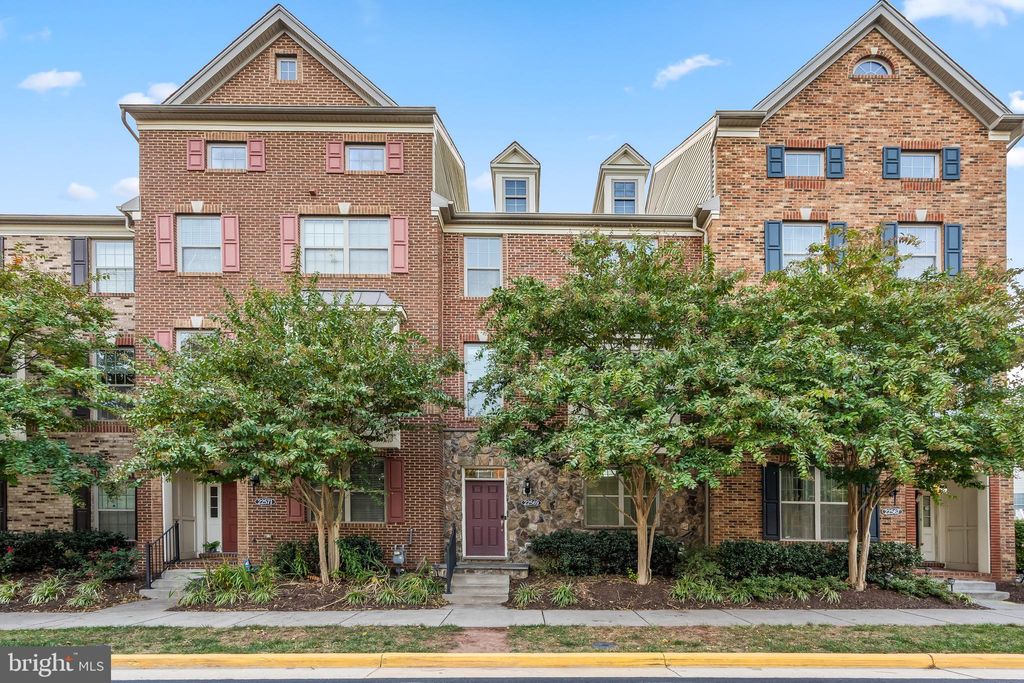 Photo of 22569 Norwalk Square, ASHBURN, VA 20148 (MLS # VALO2110030)