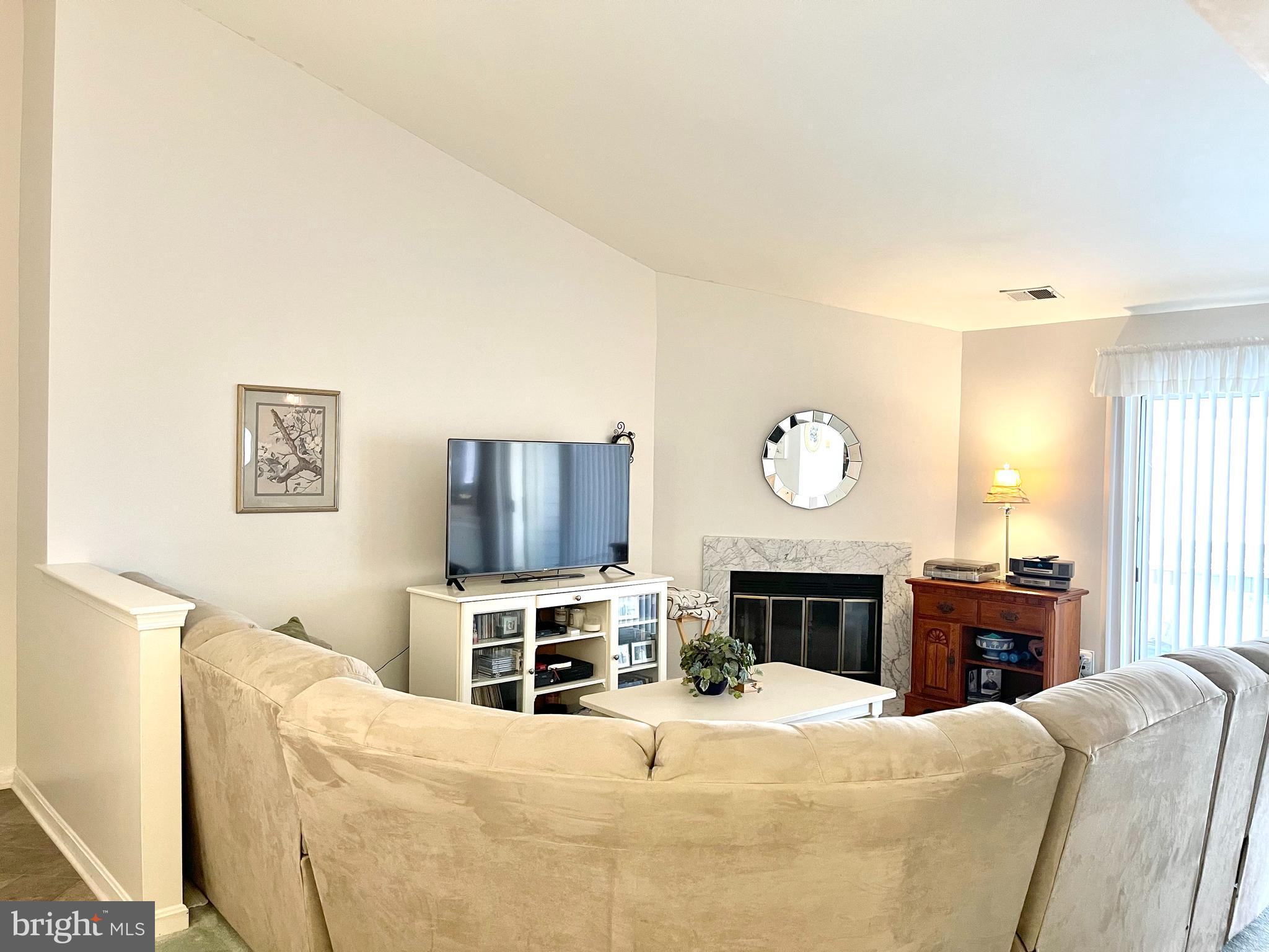 CROMWELL FOUNTAIN - Residential