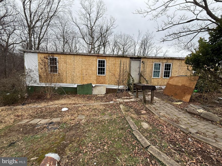 Investor special cash only! 3-bedroom, 1-bath home on a generous lot in Shenandoah Farms, perfect for 
investors or buyers looking for their next project. Well-suited for a flip or long-term hold. This is your 
chance to secure a rare opportunity in Front Royal and make this property your own! Sold As-Is with no 
repairs by the seller.