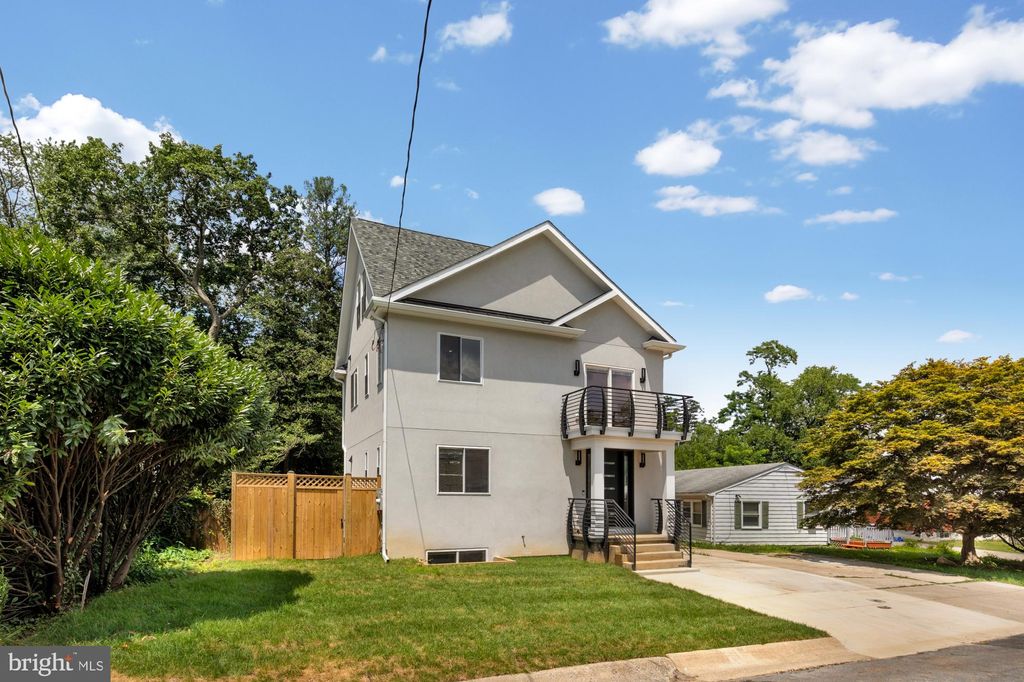 Photo of 512 Bickford Avenue, ROCKVILLE, MD 20850 (MLS # MDMC2198574)