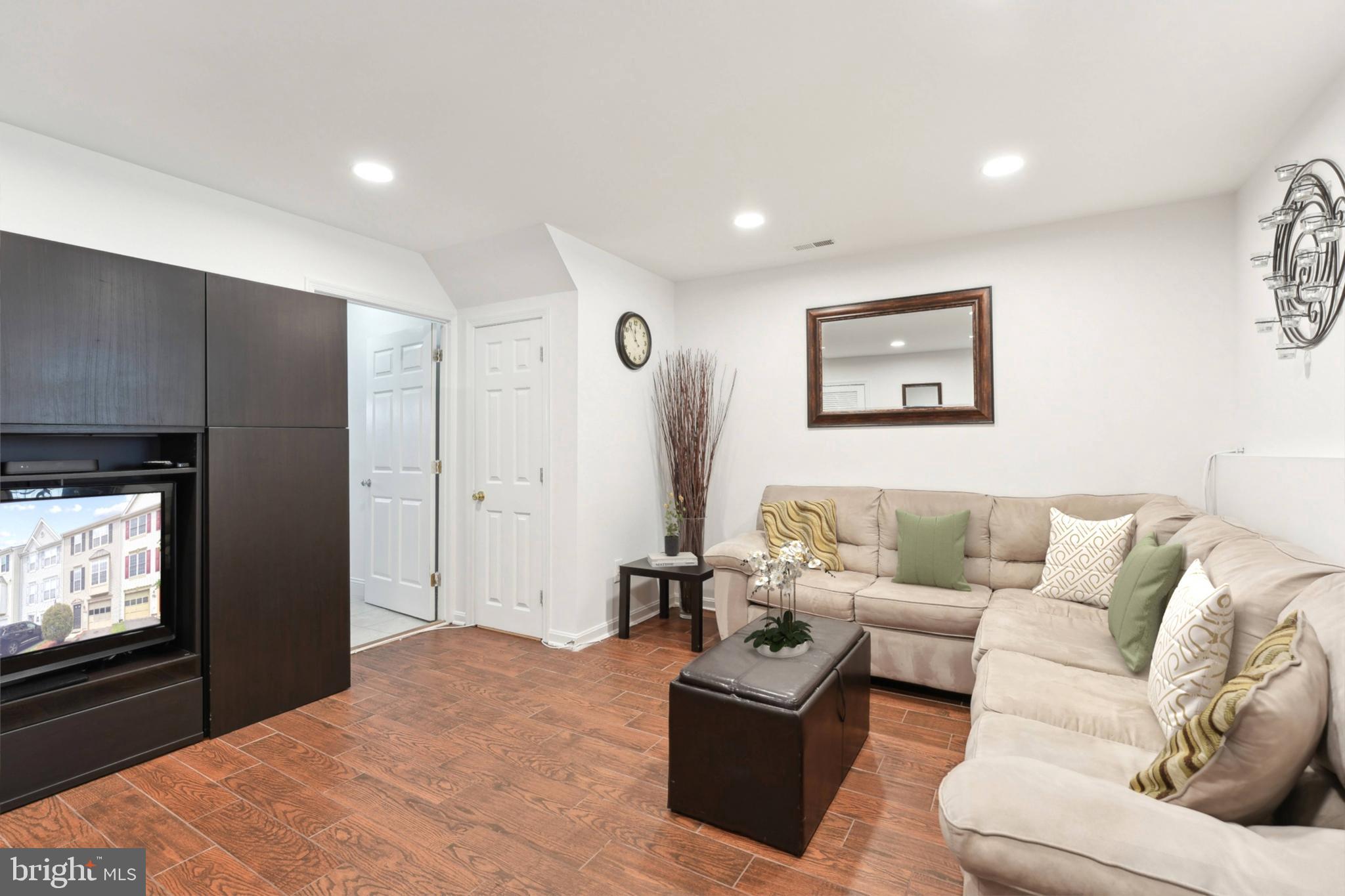 WOODGATE MANOR - Residential