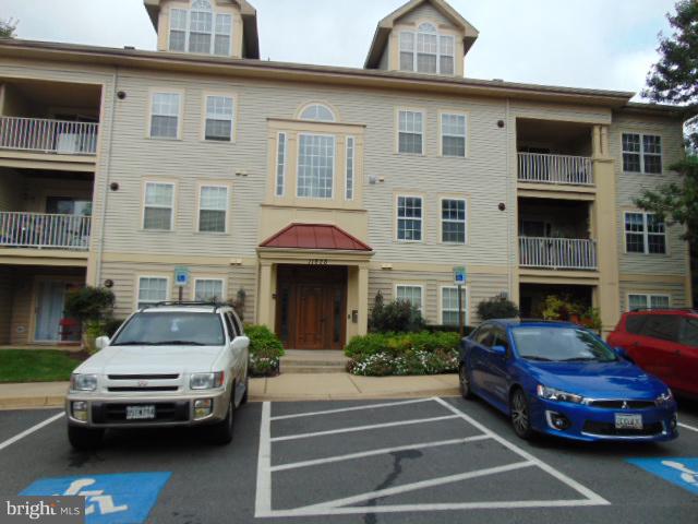 GRAND CONDO LIVING! THIS UNIT BOASTS 3 BEDROOMS ON MAIN LEVEL;LOFT OR 4TH BEDROOM/HUGE LOFT/LAUNDRY UPSTAIRS. 2 1/2 BATHS TOTAL! VAULTED CEILINGS, GAS FIREPLACE, BRIGHT, ENJOY THE AMENITIES OF CONDO LIVING WITH SHOPPING ACROSS THE STREET! BEST VALUE IN THE AREA, PERFECT FOR FIRST TIME HOME BUYER, CLOSE TO ALL AMENITIES, SHOP, STORES, BUS STOP, RESTAURANT, SCHOOL.