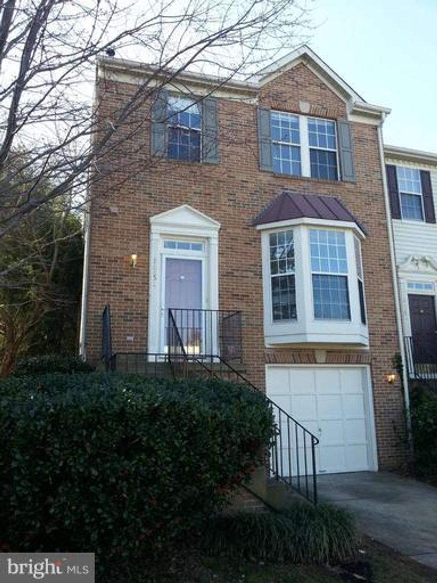 End Garage Town Home with 3 bedrooms, 2.5 baths.  Walk in closet with large master bath, I car garage, Eat in Kitchen with bay window, separate dining room, living room with fireplace, nice family room on the lower level.  No smokers, no pets.  Please use NVAR Rental Application.