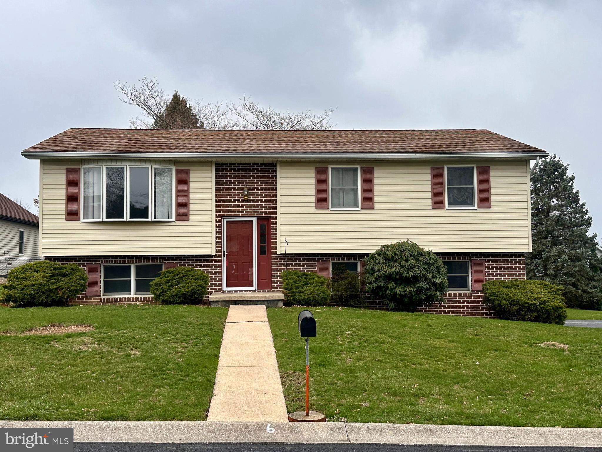 904 SYCAMORE LANE