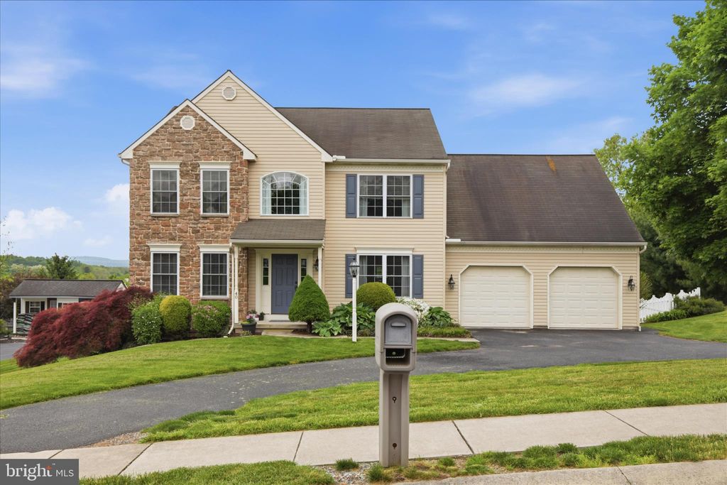 Photo of 40 Hunter Drive, ELIZABETHTOWN, PA 17022 (MLS # PALA2087444)