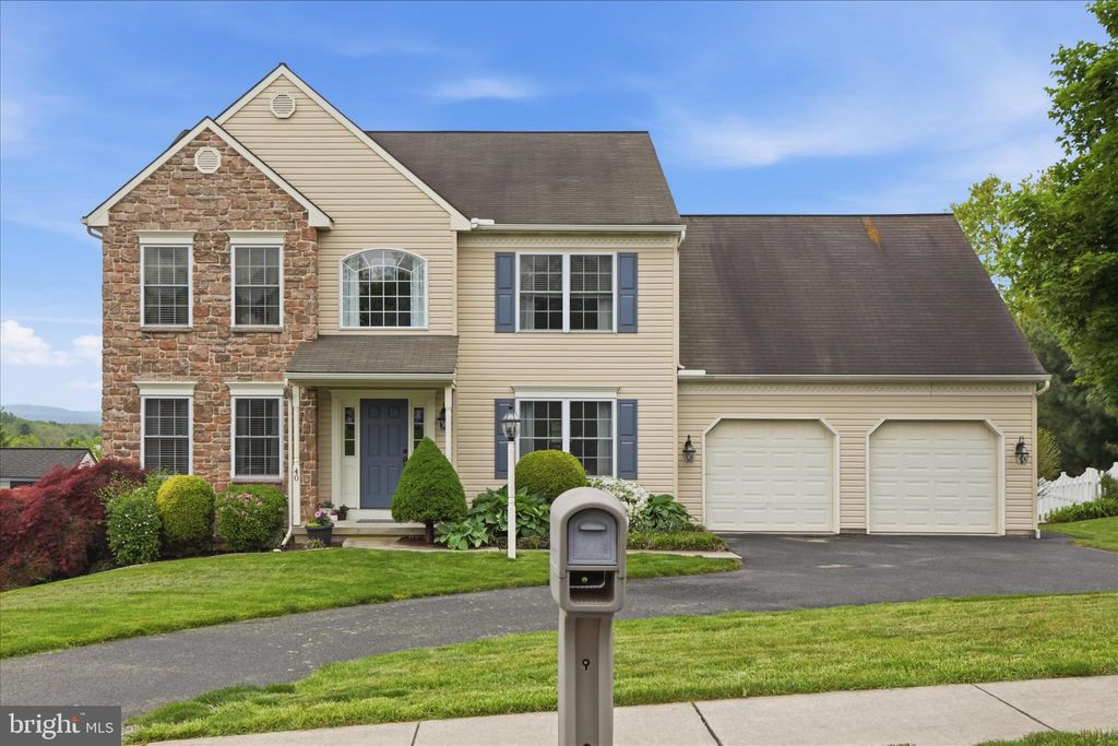 Photo of 40 Hunter Drive, ELIZABETHTOWN, PA 17022 (MLS # PALA2087444)