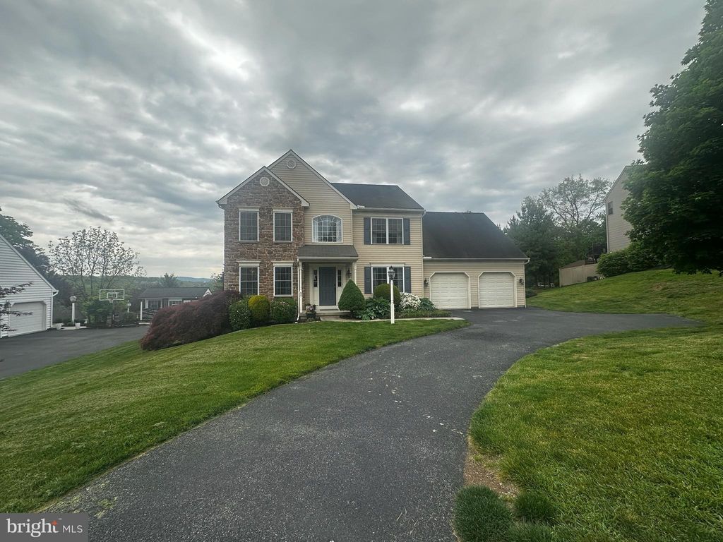 Photo of 40 Hunter Drive, ELIZABETHTOWN, PA 17022 (MLS # PALA2087444)