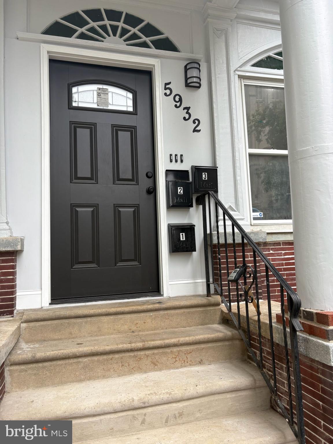This charming one-bedroom apartment is located on the second floor of a quiet two-story building with a shared entrance. The unit features a comfortable bedroom, a full bathroom, and plenty of natural light throughout.
Ideal for singles or couples, this cozy space offers privacy, simplicity, and easy access to everything you need. A great choice for those looking for a peaceful and affordable place to call home.