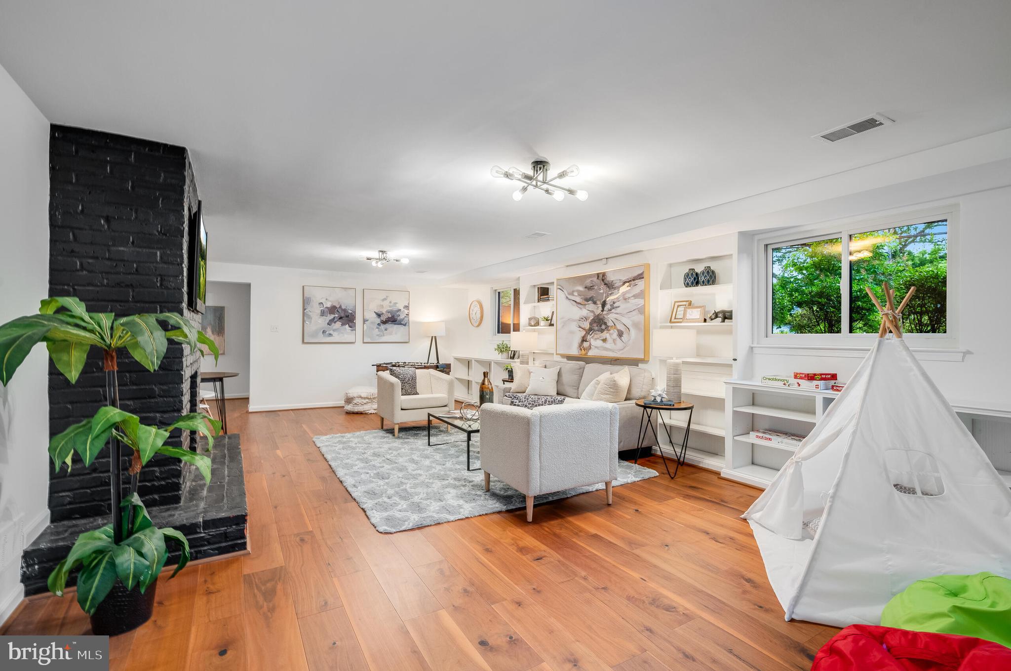 WILLIAMSBURG VILLAGE - Residential