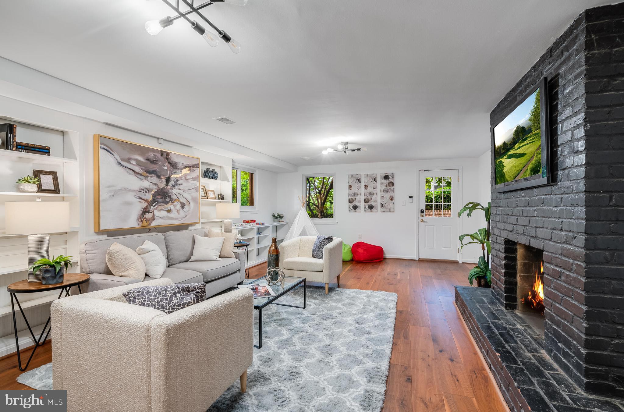 WILLIAMSBURG VILLAGE - Residential
