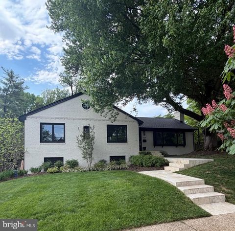 Photo of 5024 Williamsburg Boulevard, ARLINGTON, VA 22207 (MLS # VAAR2072950)