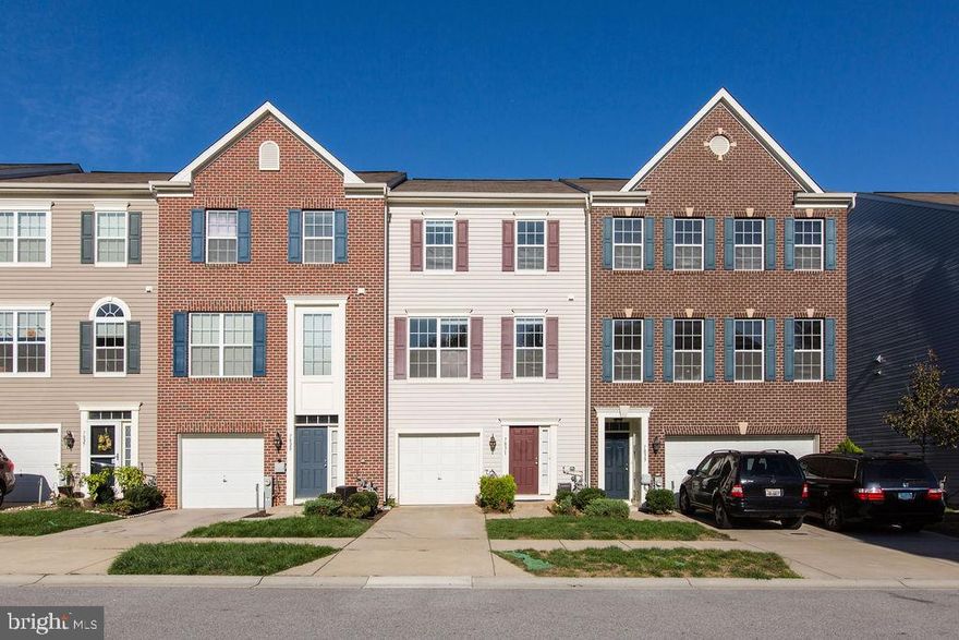 Beautiful and Spacious  Townhome in Desirable Simpson Mill. Open Floor Plan W/ Granite Counters , Large Center Island, Upgraded Cabinets, Stainless Steel Appliances. Modern Open Floor Plan, Great For Entertaining! Hardwood Floors Entire Main Level, Vaulted Ceilings and Separate Laundry Room on Upper Level. Minutes to Most Major Rtes.