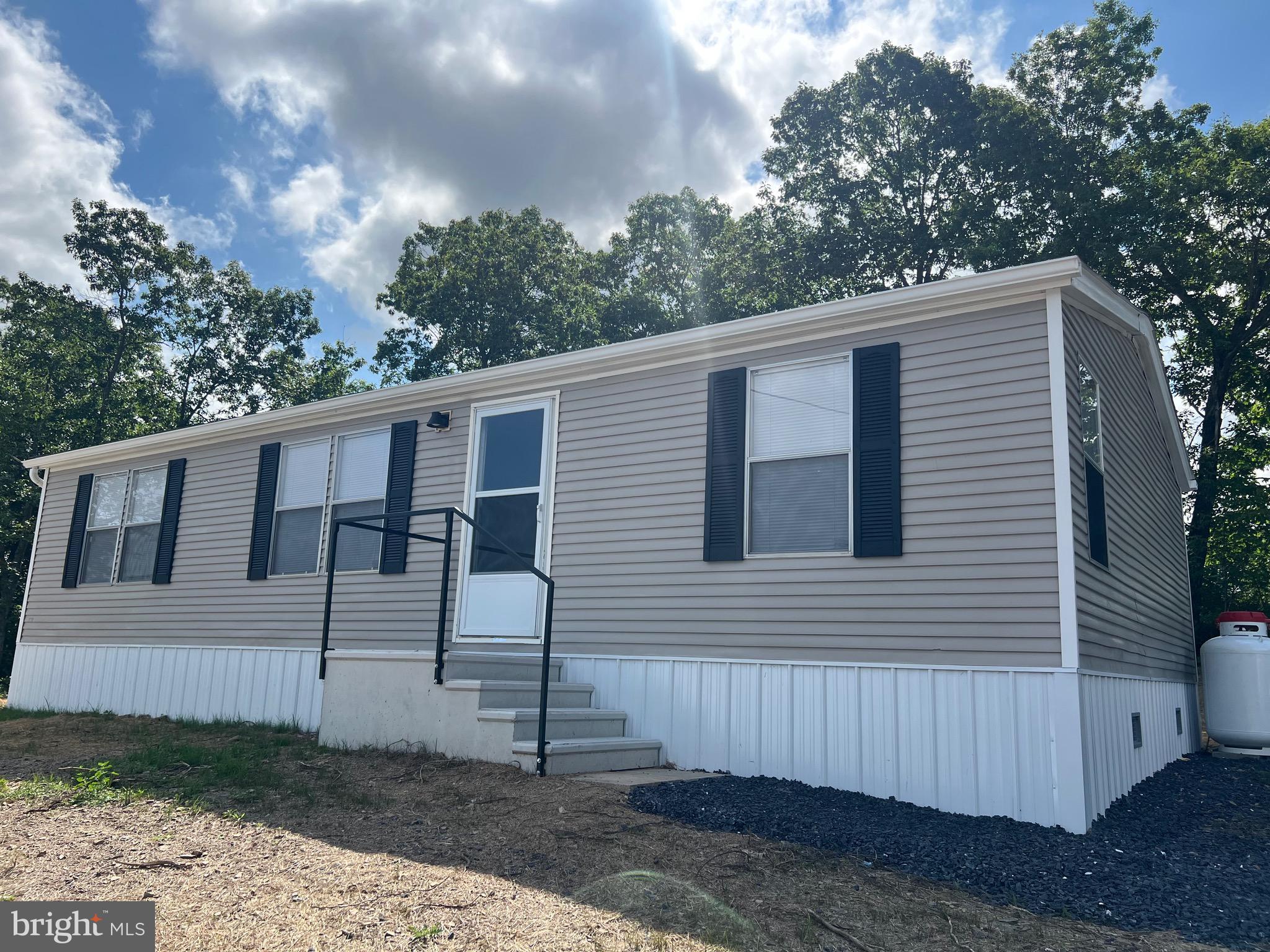 111 Dugan Court, Hedgesville, WV 25427
3 Bedrooms | 2 Bathrooms | Recently Renovated | Pets Welcome (Restrictions Apply)
Move right in to this beautifully renovated home in a peaceful Hedgesville location! This 3-bedroom, 2-bathroom property has been completely updated from top to bottom with modern finishes and thoughtful upgrades throughout.
✨ Home Features:
Spacious, open layout with tons of natural light
Fully renovated kitchen and bathrooms
Stylish flooring, fresh paint, and updated fixtures
Modern appliances and finishes throughout
Quiet neighborhood with easy access to major routes
🐾 Pet Policy:
Pets welcome with breed & weight restrictions
Maximum of 2 pets allowed
Additional pet fees may apply
🔍 Application Requirements:
All applicants must pass a background check, credit check, and criminal screening
Income verification and rental history may be required
📍 Location Highlights:
Close to shopping, schools, and commuter routes while offering peaceful, suburban living.
💼 Ready to move in! Schedule your private showing and apply today — homes like this don’t stay on the rental market for long!