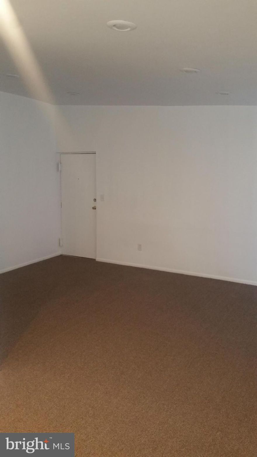 Ready to move in Condo at  the fantastic price of 70k. Immaclute with new kitchen, and bath and front balcony. Great investment oppurtunity or first time home buyer. Property is not  fha approved.